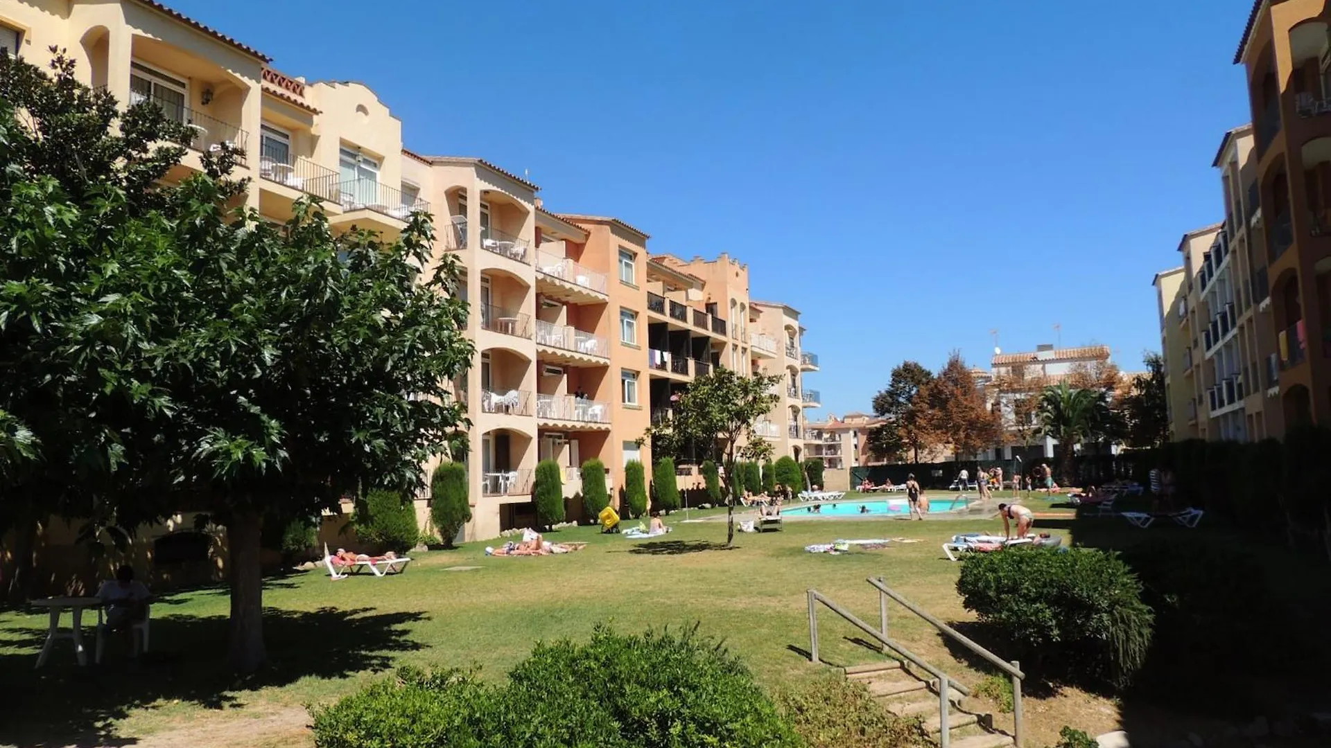 Cosy Apartment Near Beach Empuriabrava