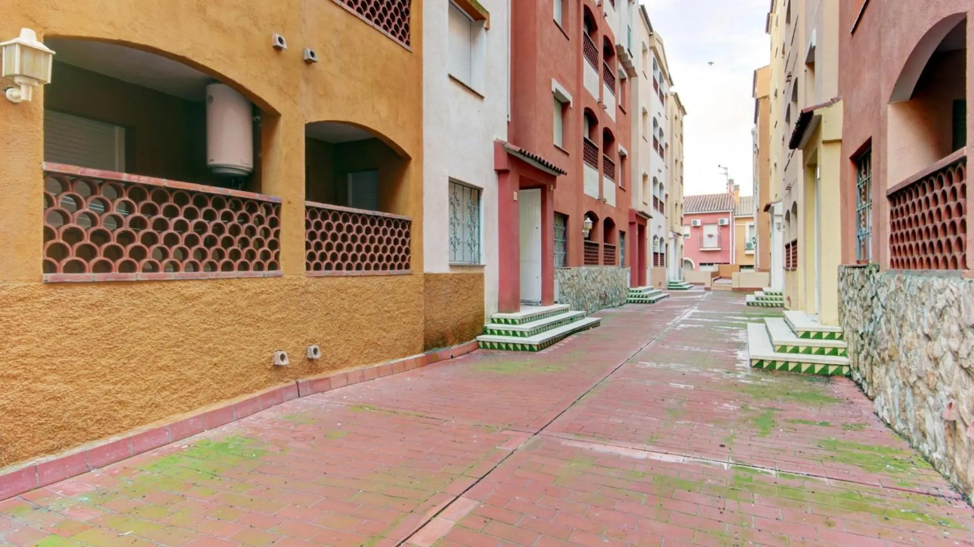 Cosy Apartment Near Beach Empuriabrava